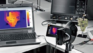 Obr. 1 Záznam plne rádiometrického videomerania prebieha do pripojeného PC. V počítači lze zvoliť ľubovoľný merací bod (body) a zaznamenávať jeho (ich) teplotu v čase.